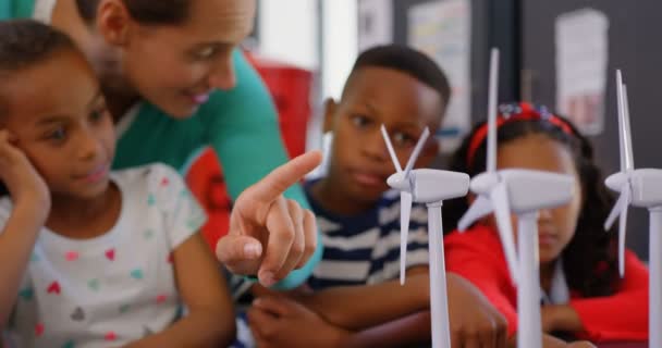 Vooraanzicht Van Kaukasische Vrouwelijke Docent Onderwijs Student Windmolen Klas Communiceren — Stockvideo