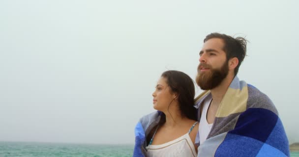 Vooraanzicht Van Kaukasische Paar Deken Wandelen Het Strand Besteden Tijd — Stockvideo