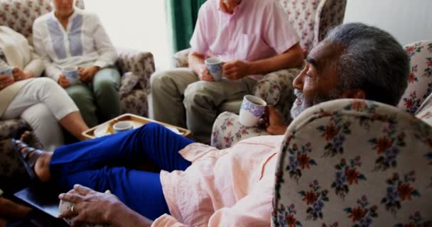 在疗养院里与老年朋友互动的活跃非洲裔美国老人的侧视图 他们在喝咖啡 — 图库视频影像