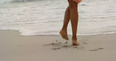  Sahilde dönen Afrikalı Amerikalı kadın. O eğleniyor 4k  