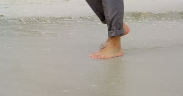 Laag Gedeelte Van Zakenman Die Blootsvoets Het Strand Loopt Zee — Stockvideo