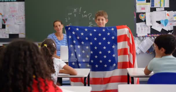 Vue Face Écolier Caucasien Expliquant Drapeau Américain Dans Salle Classe — Video