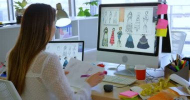 Ofiste masa başında bilgisayar üzerinde çalışan Kafkas kadın moda tasarımcısı nın arka görünümü. 4k