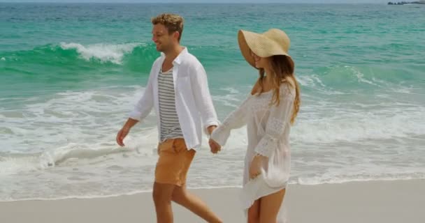 Vista Lateral Pareja Caucásica Caminando Mano Playa Están Pasando Tiempo — Vídeo de stock