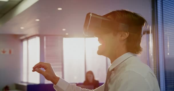 Vista Lateral Joven Ejecutivo Caucásico Usando Auriculares Realidad Virtual Oficina — Vídeos de Stock