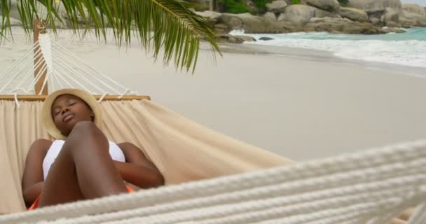 Pohled Africkou Americkou Ženu Spící Houpací Síti Pláži Spí — Stock video