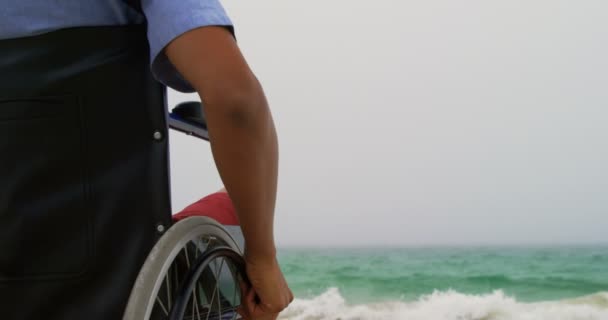 Vue Arrière Homme Afro Américain Assis Sur Fauteuil Roulant Plage — Video