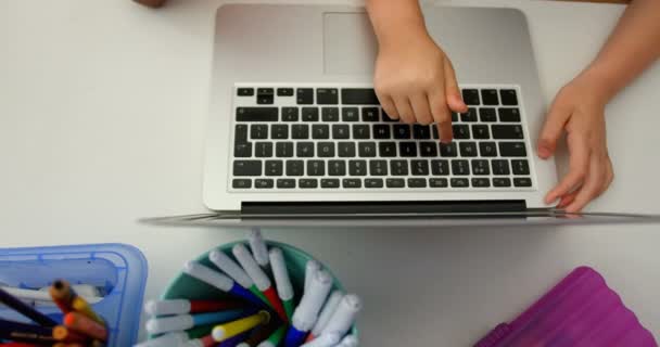 Sobrecarga Colegiala Que Estudia Computadora Portátil Aula Ella Está Sentada — Vídeo de stock