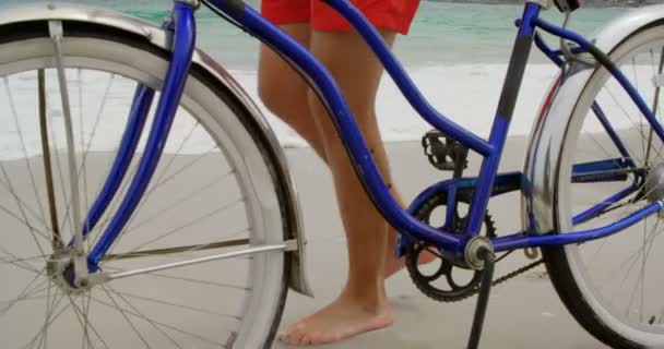 Vista Laterale Dell Uomo Caucasico Che Cammina Bicicletta Sulla Spiaggia — Video Stock