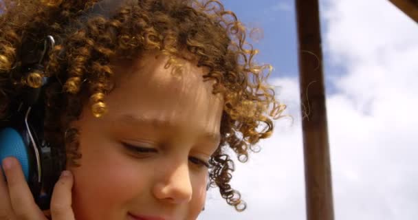 Close Colegial Mestiça Ouvindo Música Fones Ouvido Playground Escola Ela — Vídeo de Stock