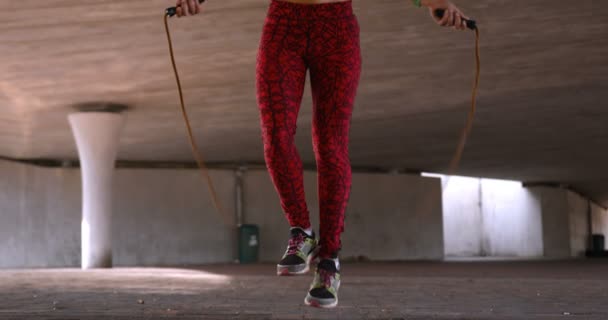 市内のロープをスキップして行使若いアフリカ系アメリカ人女性の正面図 彼女は健康のために運動している4K — ストック動画