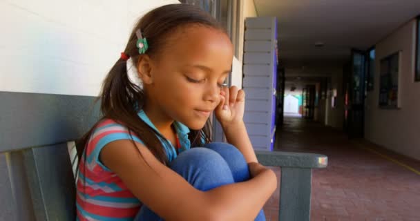 Afro Amerikan Kız Öğrencinin Bankta Oturup Okul Koridorunda Ağlamasının Yan — Stok video