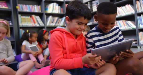 Vooraanzicht Van Mixed Raceschool Jongens Studeren Digitale Tablet School Bibliotheek — Stockvideo