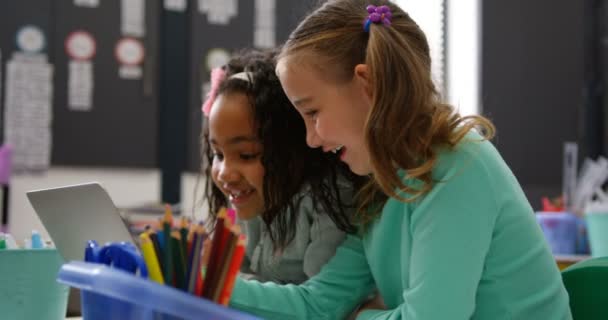 Zijaanzicht Van Mixed Raceschool Meisjes Studeren Laptop Klas Zitten Aan — Stockvideo