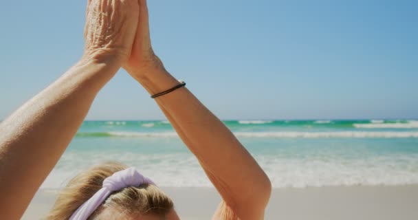 Vista Frontal Una Mujer Caucásica Mayor Activa Realizando Yoga Playa — Vídeos de Stock