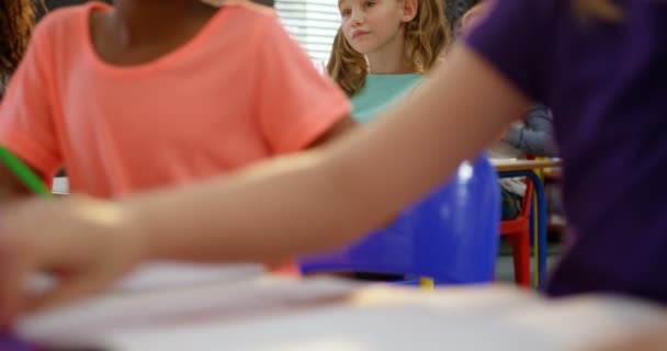 Vista Frontal Colegiala Caucásica Estudiando Aula Ella Está Levantando Mano — Vídeos de Stock