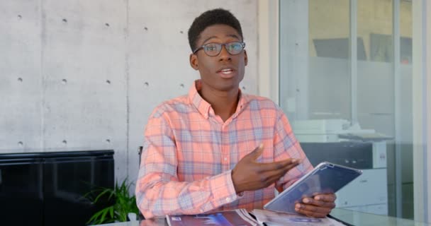 Ofiste Etkileşim Afrikalı Amerikalı Erkek Yönetici Görünümü Masada Oturuyor — Stok video