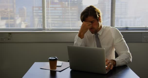 Pohled Unavené Mladé Kavkazské Mužské Vedení Pracující Laptopu Stolu Moderní — Stock video