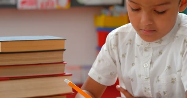 Vista Frontal Del Atento Colegial Asiático Que Estudia Escritorio Aula — Vídeos de Stock