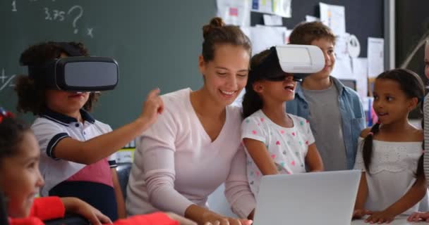Front Visning Mixed Race Skolebørn Ved Hjælp Virtual Reality Headset – Stock-video