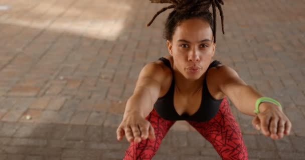 Vista Frontal Jovem Afro Americana Exercitando Cidade Ela Está Exercitando — Vídeo de Stock