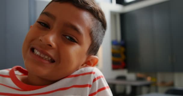 Крупним Планом Азіатського Школяр Стоїть Класі Школі Він Посміхається Дивлячись — стокове відео