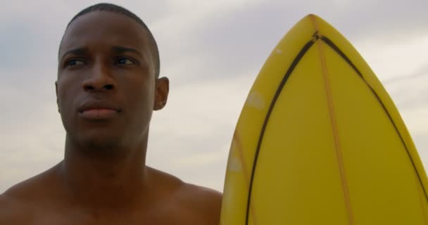 Front View African American Male Surfer Standing Surfboard Beach Looking — Stock Video