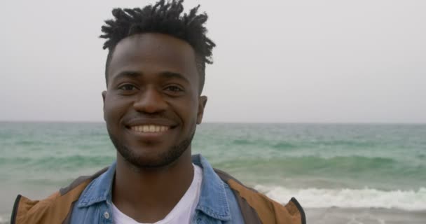 Vista Frontal Homem Afro Americano Praia Ele Está Sorrindo Olhando — Vídeo de Stock