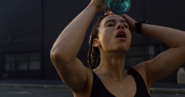 Vista Frontal Una Joven Afroamericana Derramando Agua Sobre Cabeza Ciudad — Vídeo de stock