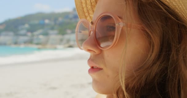 Vista Lateral Mulher Caucasiana Chapéu Relaxante Praia Ela Está Olhando — Vídeo de Stock