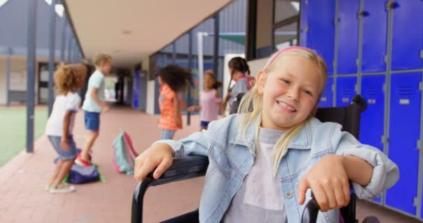 Vista Frontal Colegiala Caucásica Discapacitada Sonriendo Pasillo Los Escolares Divierten — Vídeos de Stock