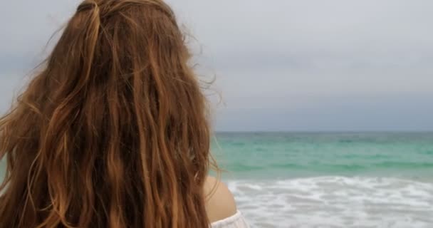 Vista Laterale Della Donna Caucasica Che Sorride Sulla Spiaggia Lei — Video Stock