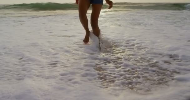 Sección Baja Mujer Corriendo Playa Ola Mar Fondo — Vídeos de Stock