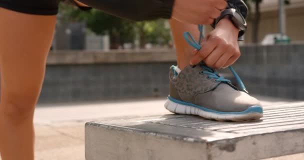 Lage Deel Van Vrouw Binden Schoenveters Stad Klaar Joggen — Stockvideo