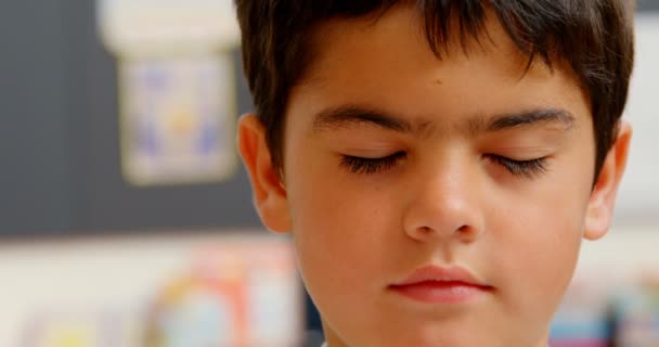 Zbliżenie Kaukaski Uczniak Siedzi Przy Biurku Klasie Szkole Zamknął Oczy — Wideo stockowe