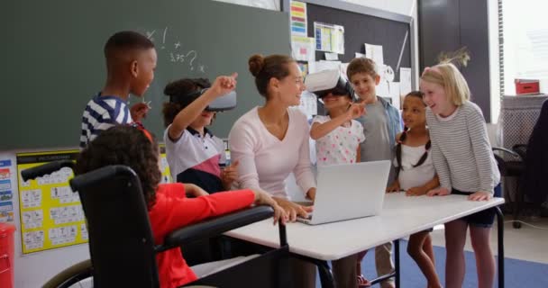 Widok Przodu Mieszanych Race Schoolkids Wykorzystaniem Wirtualnej Rzeczywistości Zestaw Słuchawkowy — Wideo stockowe