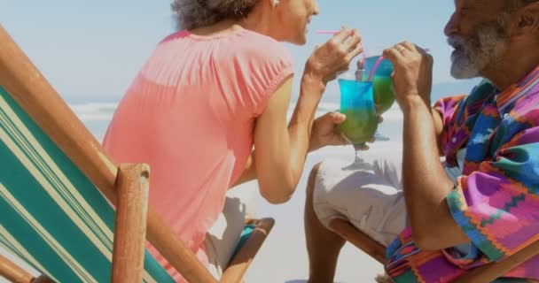 Zijaanzicht Van Actief Senior Afrikaans Amerikaans Koppel Drink Cocktails Ligstoelen — Stockvideo