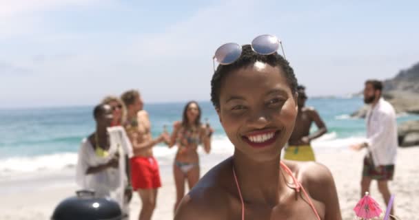Vista Frontal Una Mujer Afroamericana Dando Beso Volador Bailando Playa — Vídeo de stock