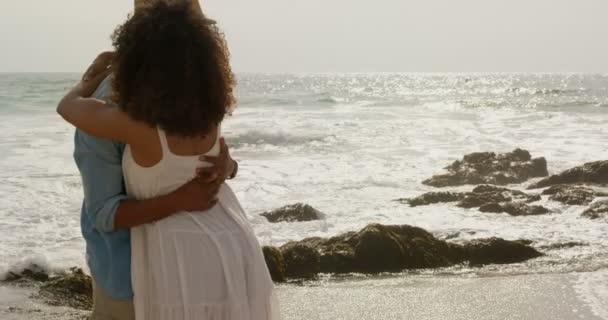 Pareja Afroamericana Abrazándose Playa Están Pasando Tiempo Juntos — Vídeo de stock