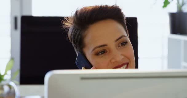 Вид Спереди Кавказской Предпринимательницы Разговаривающей Мобильному Телефону Столом Современном Офисе — стоковое видео