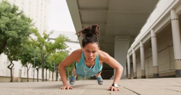 Vue Face Jeune Femme Afro Américaine Faisant Exercice Dans Ville — Video