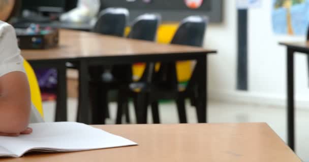 Vista Frontal Del Colegial Asiático Durmiendo Escritorio Aula Escuela Apoya — Vídeo de stock