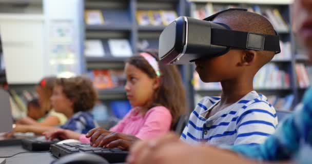 Sidoutsikt Över Kaukasiska Skolpojke Använda Virtual Reality Headset Klassrummet Skolbarn — Stockvideo