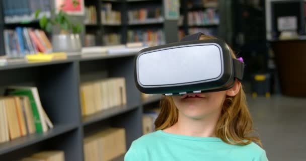 Vista Frontal Estudante Caucasiana Usando Headset Realidade Virtual Biblioteca Escola — Vídeo de Stock