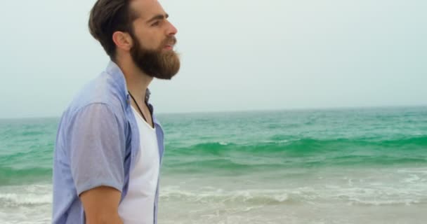 Μπροστινή Όψη Του Καυκάσιου Άντρα Που Περπατάει Στην Παραλία Κοιτάζει — Αρχείο Βίντεο