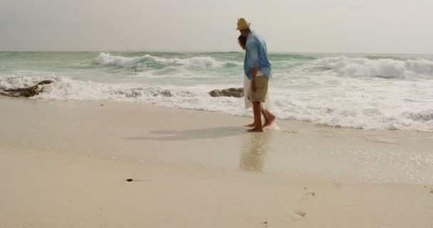 Πλευρική Όψη Του Αφρικανικού Ζευγαριού Που Περπατάει Μαζί Στην Παραλία — Αρχείο Βίντεο