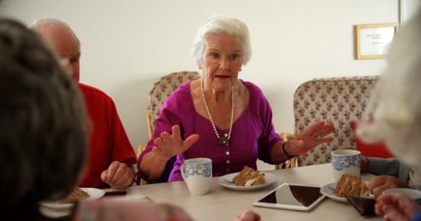 一群混血的老年朋友在餐桌上吃早餐 他们互相互动 — 图库视频影像