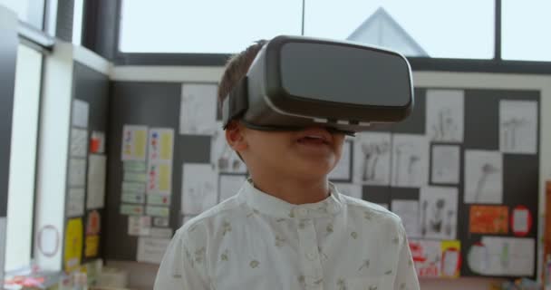 Vooraanzicht Van Aziatische School Jongen Met Behulp Van Virtual Reality — Stockvideo