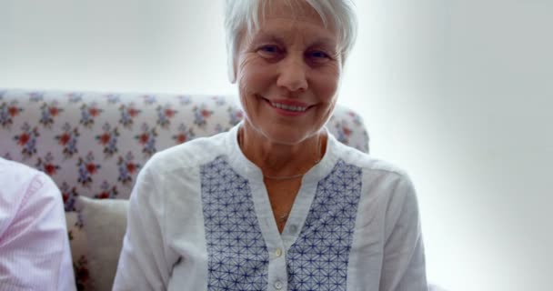 Vorderansicht Einer Aktiven Kaukasischen Seniorin Die Pflegeheim Sitzt Sie Lächelt — Stockvideo