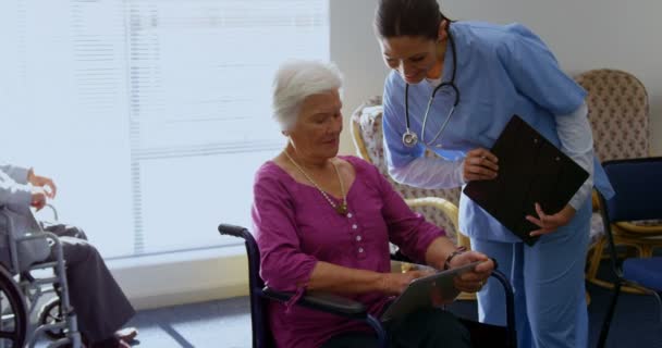 Vue Face Médecin Féminin Caucasien Femme Âgée Discutant Sur Tablette — Video